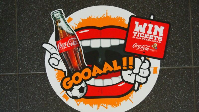 Vloersticker met Coca-Cola promotie als CTA-illustratie.