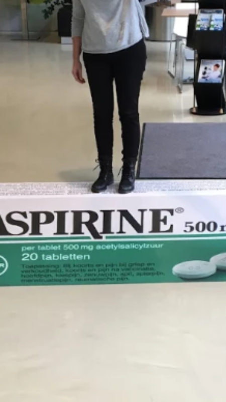 Vloersticker met aspirine-opdruk gebruikt op een evenement of beursvloer als opvallende promotie