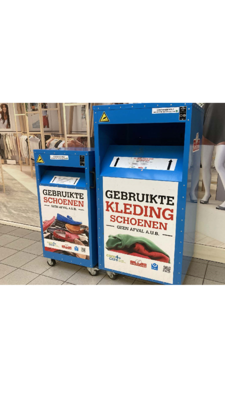 Reclame stickers op inzamelbakken voor een campagne Inzamelbakken met opvallende reclame stickers voor gebruikte kleding en schoenen tijdens een campagne