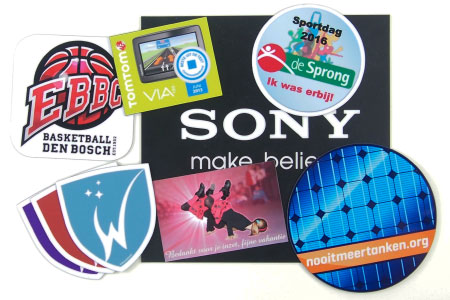 Verschillende ontwerpen van magneet stickers geschikt voor diverse toepassingen, zoals promoties en branding.