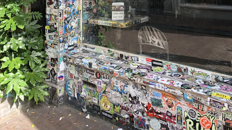 Een etalage vol met vinyl stickers, die de evolutie van stickers van industriële labels tot een popcultuurfenomeen laat zien.