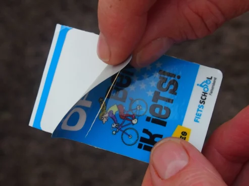 Sticker met frontslit waarbij de voorkant eenvoudig los te trekken is.