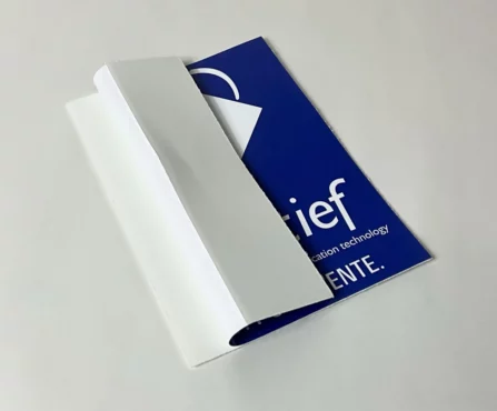 Sticker met rugsplit waarbij de achterkant makkelijk te verwijderen is.