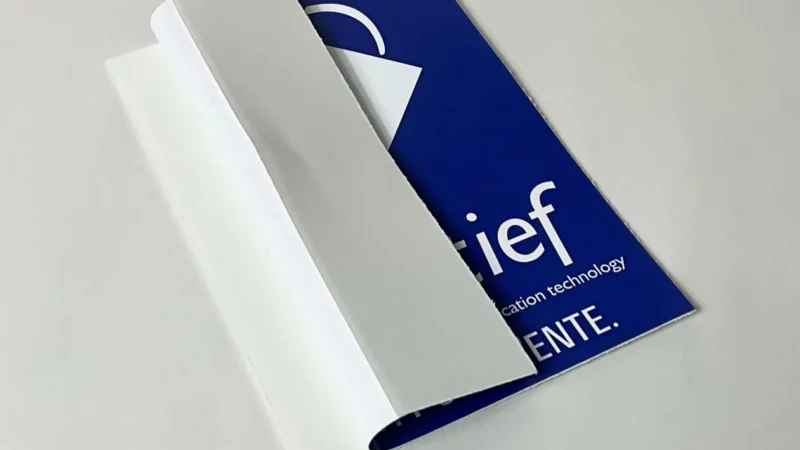 Sticker met rugsplit waarbij de achterkant makkelijk te verwijderen is.