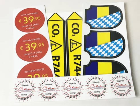 Halfdoor gestanste stickers op strook voor snelle verwerking.