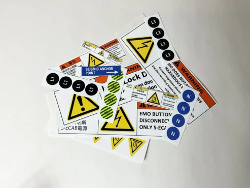 Foto van diverse industriële waarschuwingsstickers en UL-compliant labels volgens 969.